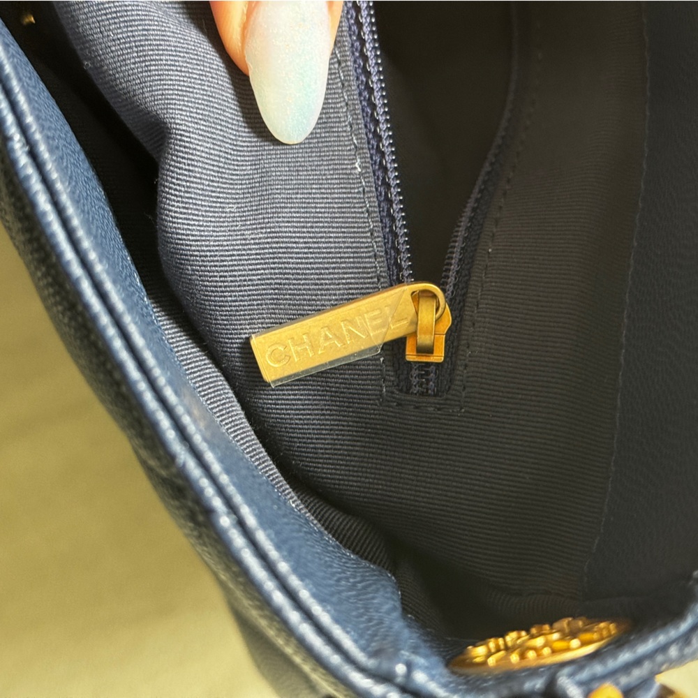 ⭐️CHANEL⭐️22A Twist Your Button Caviar Leather Hobo Shoulder Bag - Picture 16 of 16